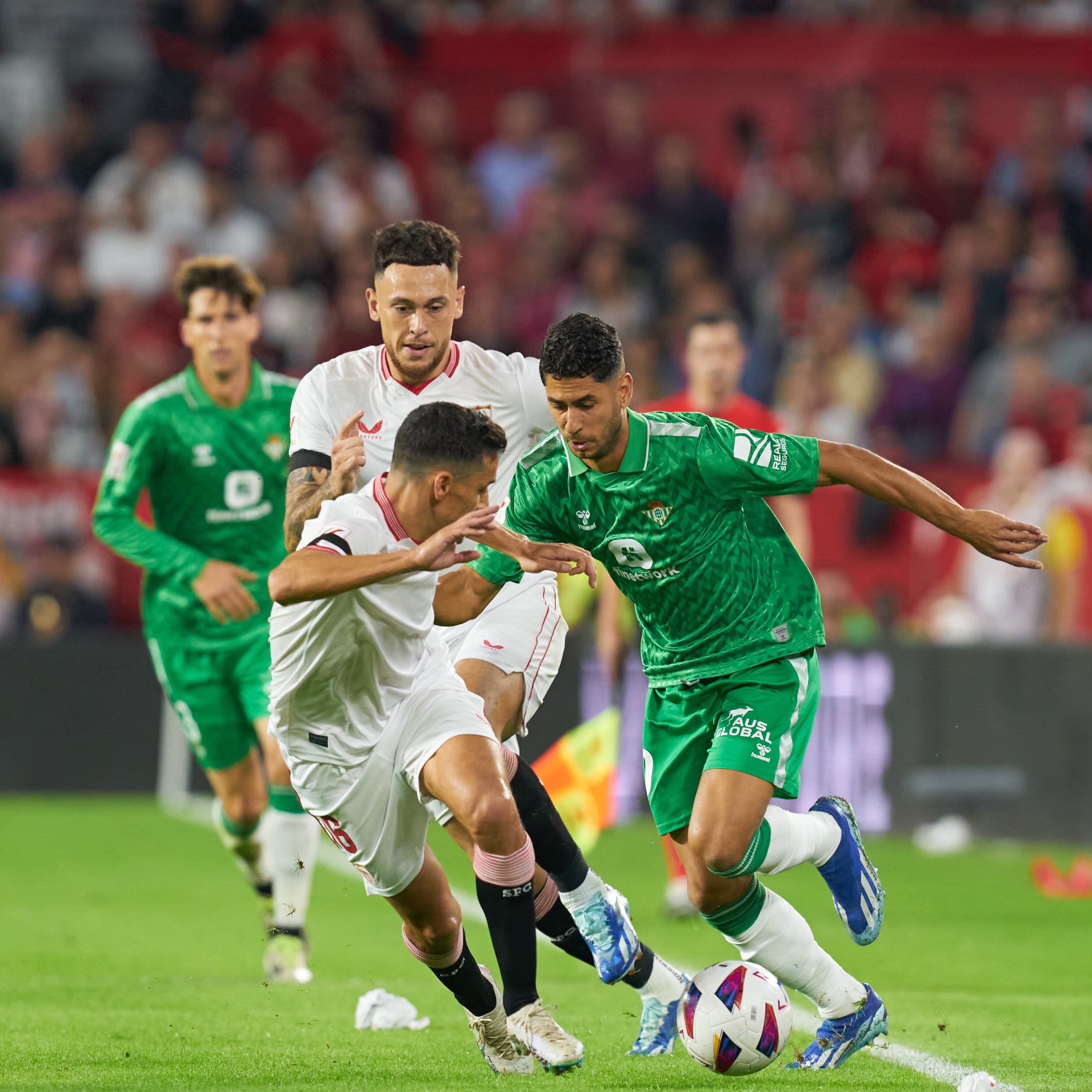 Ayoze trata de regatear a los jugadores del Sevilla