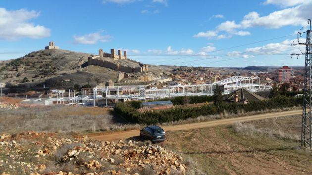 Una línea de media tensión que paraliza las obras del Parador en 2019