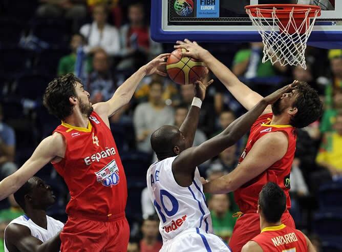 Pau y Marc Gasol intentan evitar la canasta del francés Ali Traore