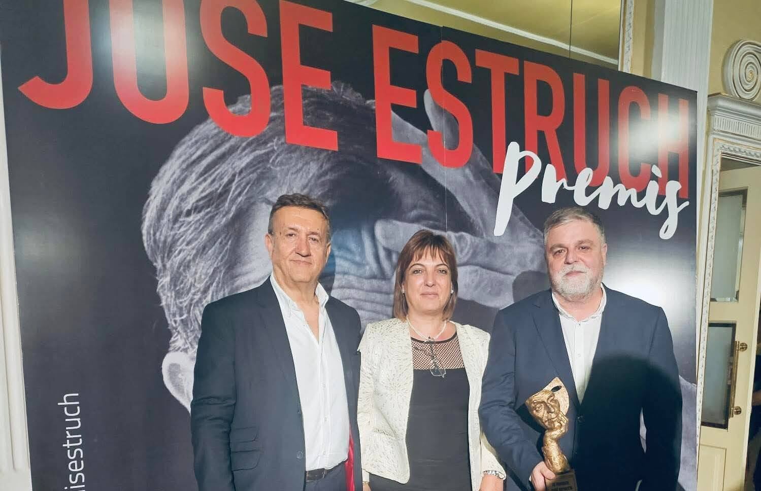 El director del teatro, con el alcalde y la concejala de cultura