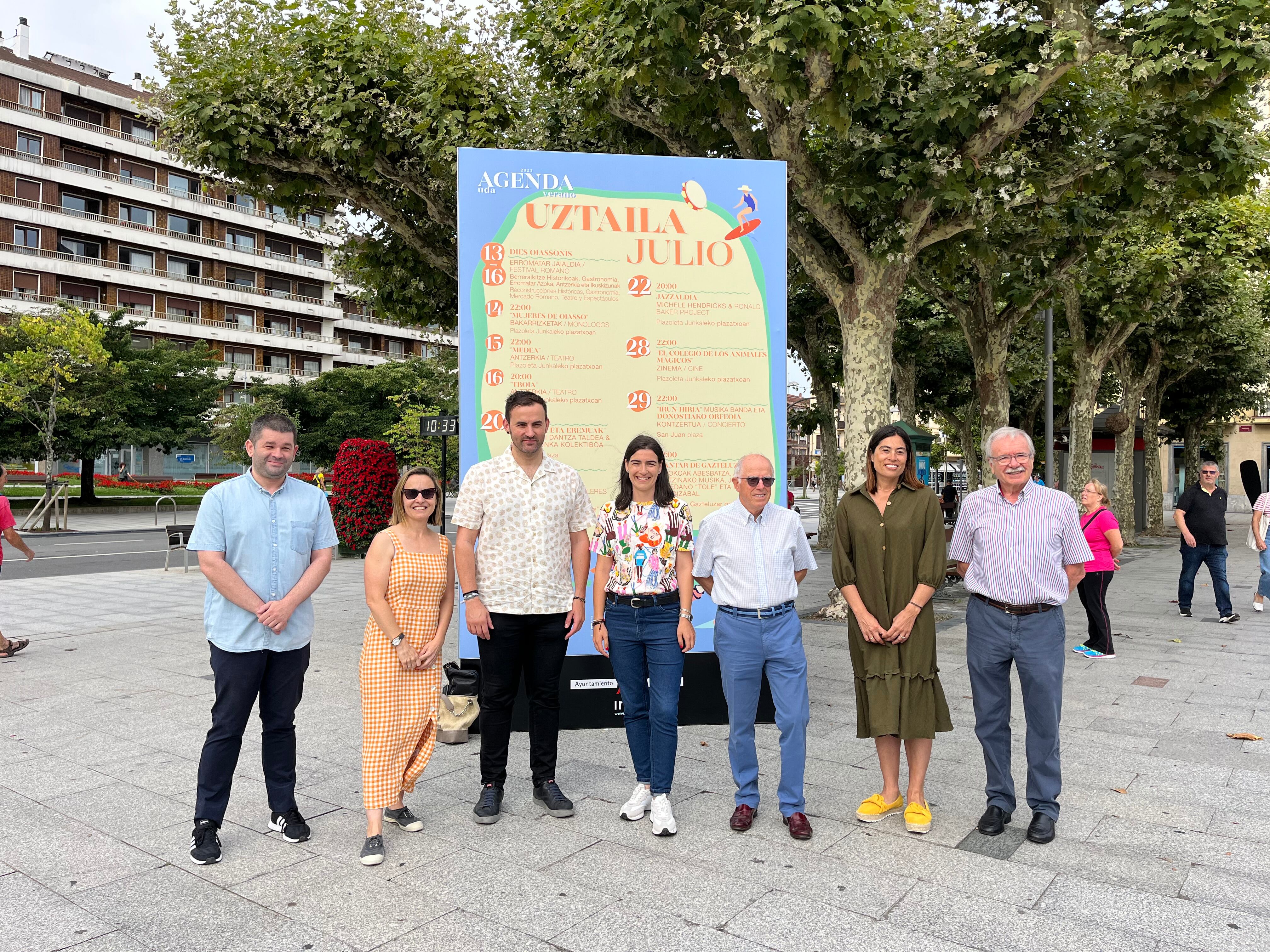 Nuria Alzaga, en el centro, frente al tótem que anuncia las actividades culturales del verano en Irun.