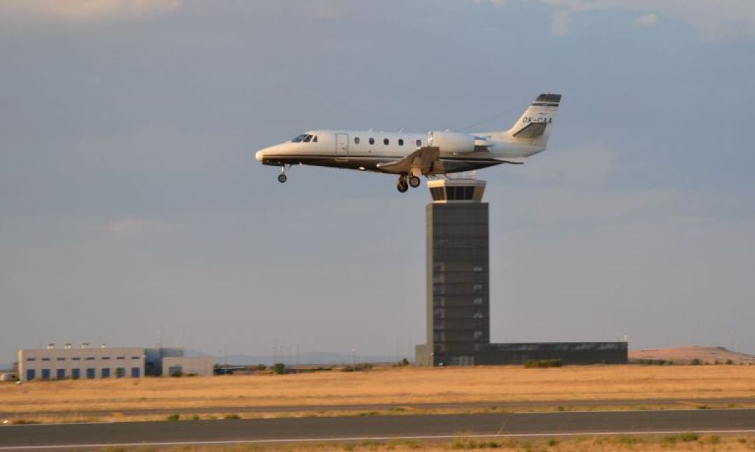 Un avión aterrizando en el aeropuerto de Ciudad Real