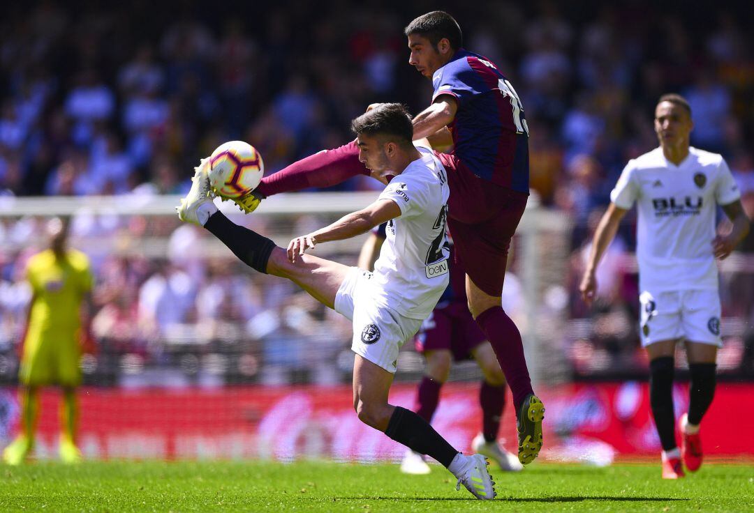 VALENCIA, SPAIN - APRIL 28: Ferrán Torres of Valencia competes for the ball with Jose Angel Valdes of Eibar during the La Liga match between Valencia CF and SD Eibar at Estadio Mestalla on April 28, 2019 in Valencia, Spain. (Photo by Quality Sport Images, Getty Images)