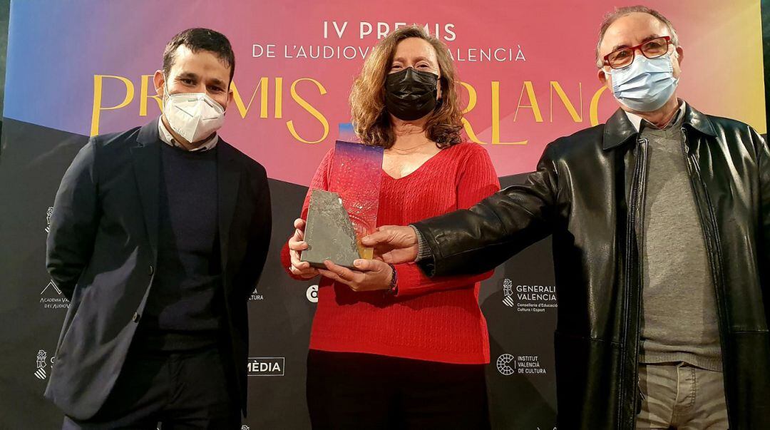 La galardonada Giovanna Ribes, flanqueada por el conseller de Cultura, Vicent Marzà (izda.) y por Pep Llopis, presidente de la Academia Valenciana del Audiovisual (dcha.)