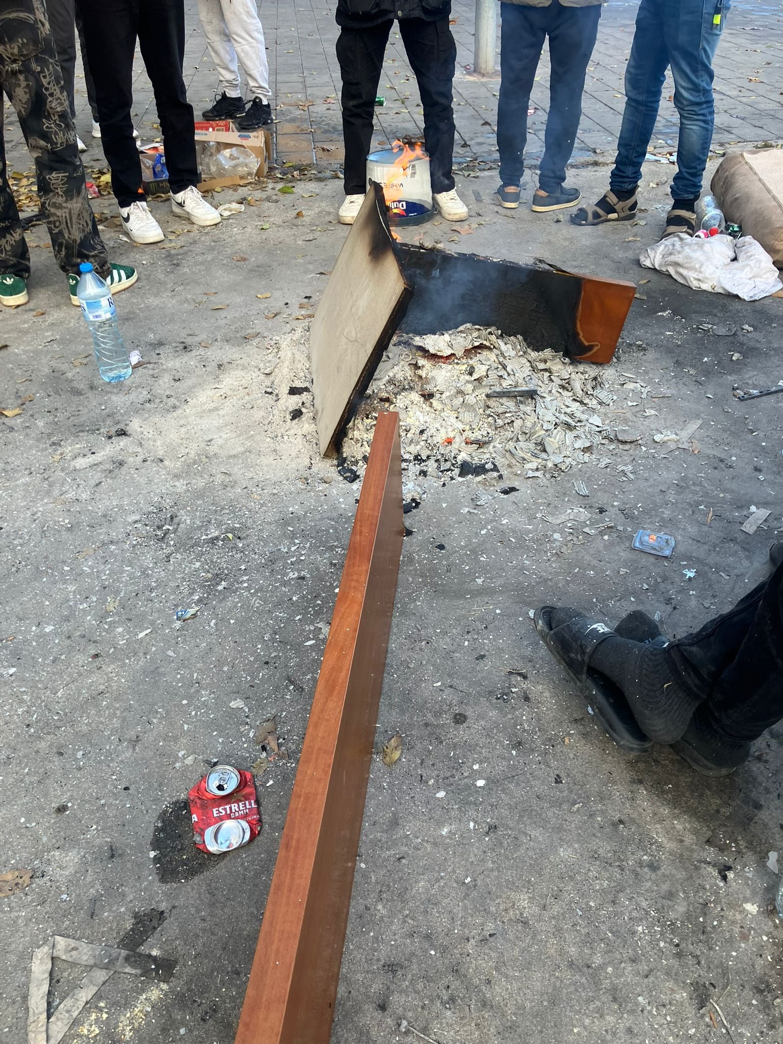 Hoguera improvisada en la plaza en frente del B9