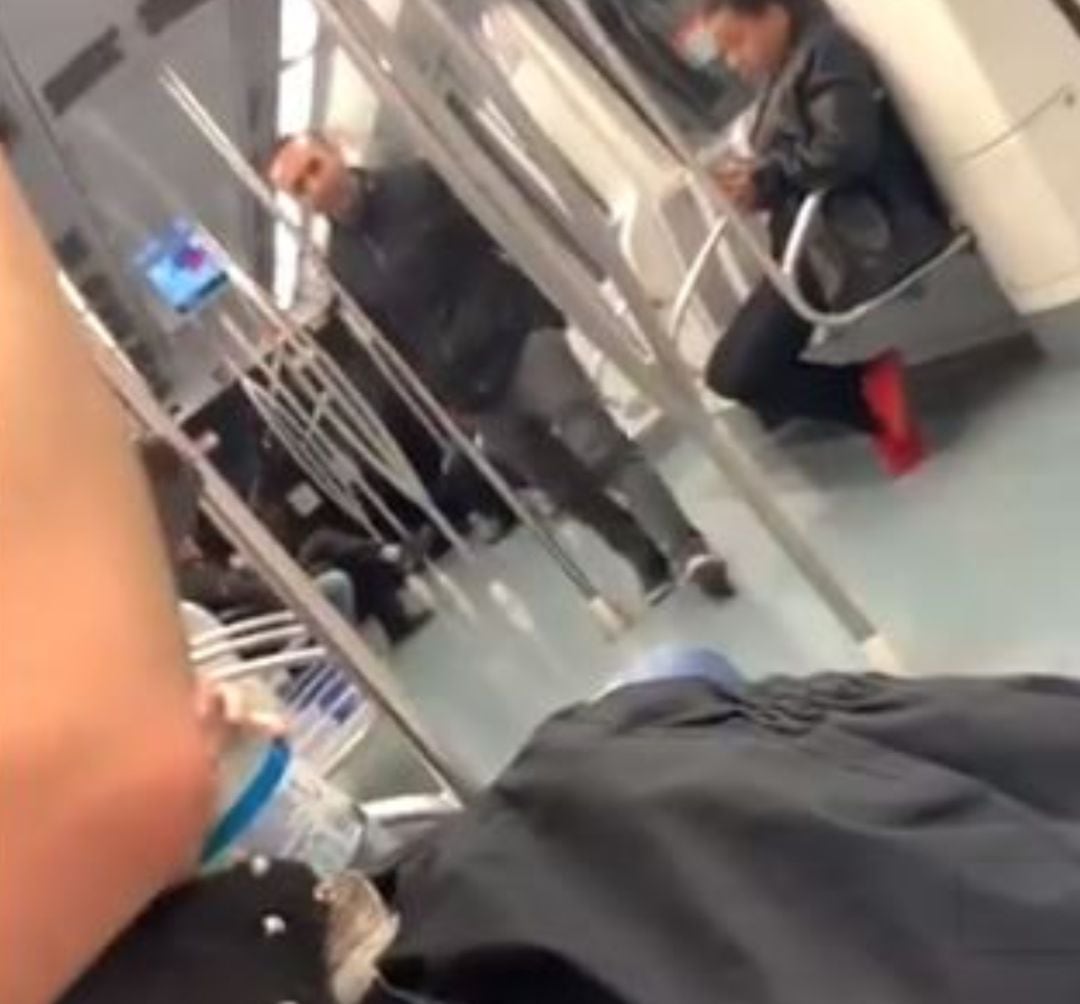 Un hombre insulta a unas jóvenes en el Metro. 