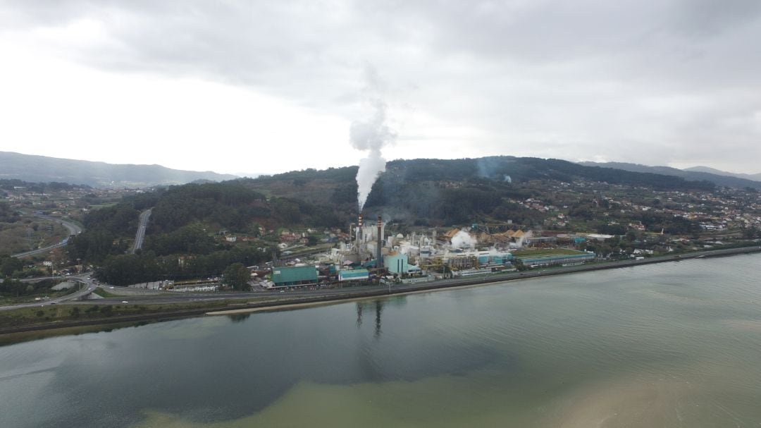 Vista aérea del complejo industrial  Ence en la ría de Pontevedra