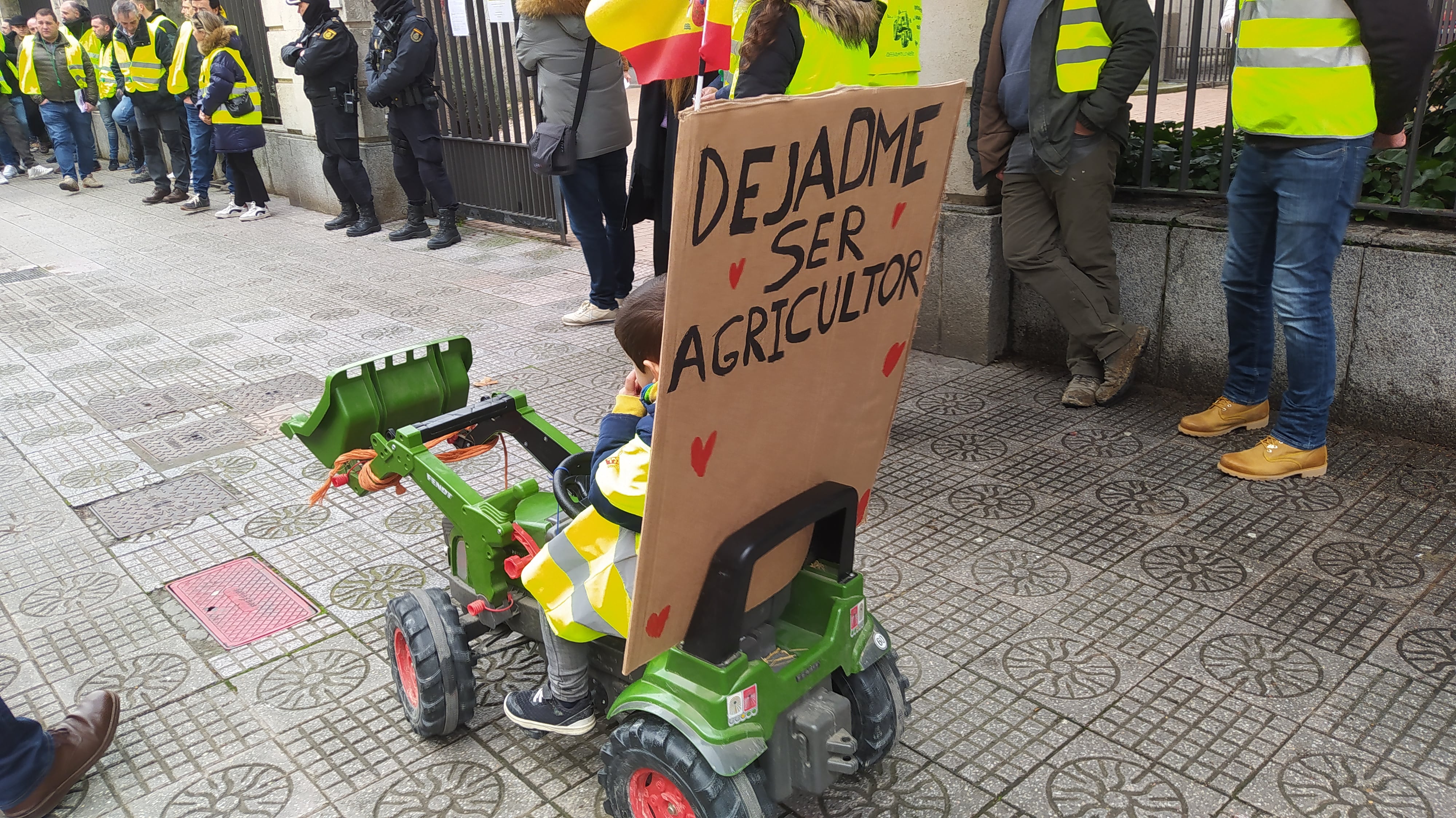 Concentración de agricultores ante la Subdelegación del Gobierno en Burgos