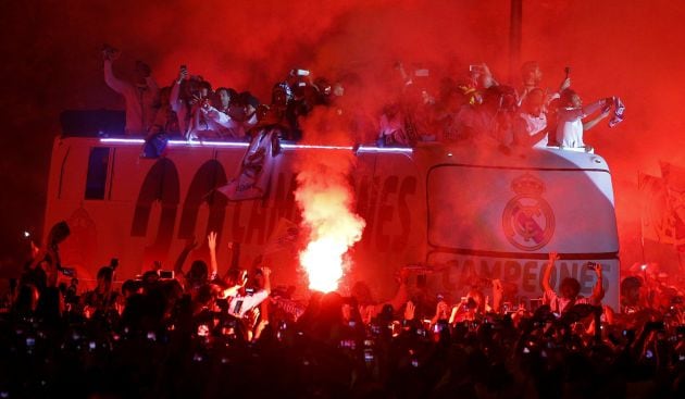 Bengalas y miles de personas recibieron al Madrid en Cibeles