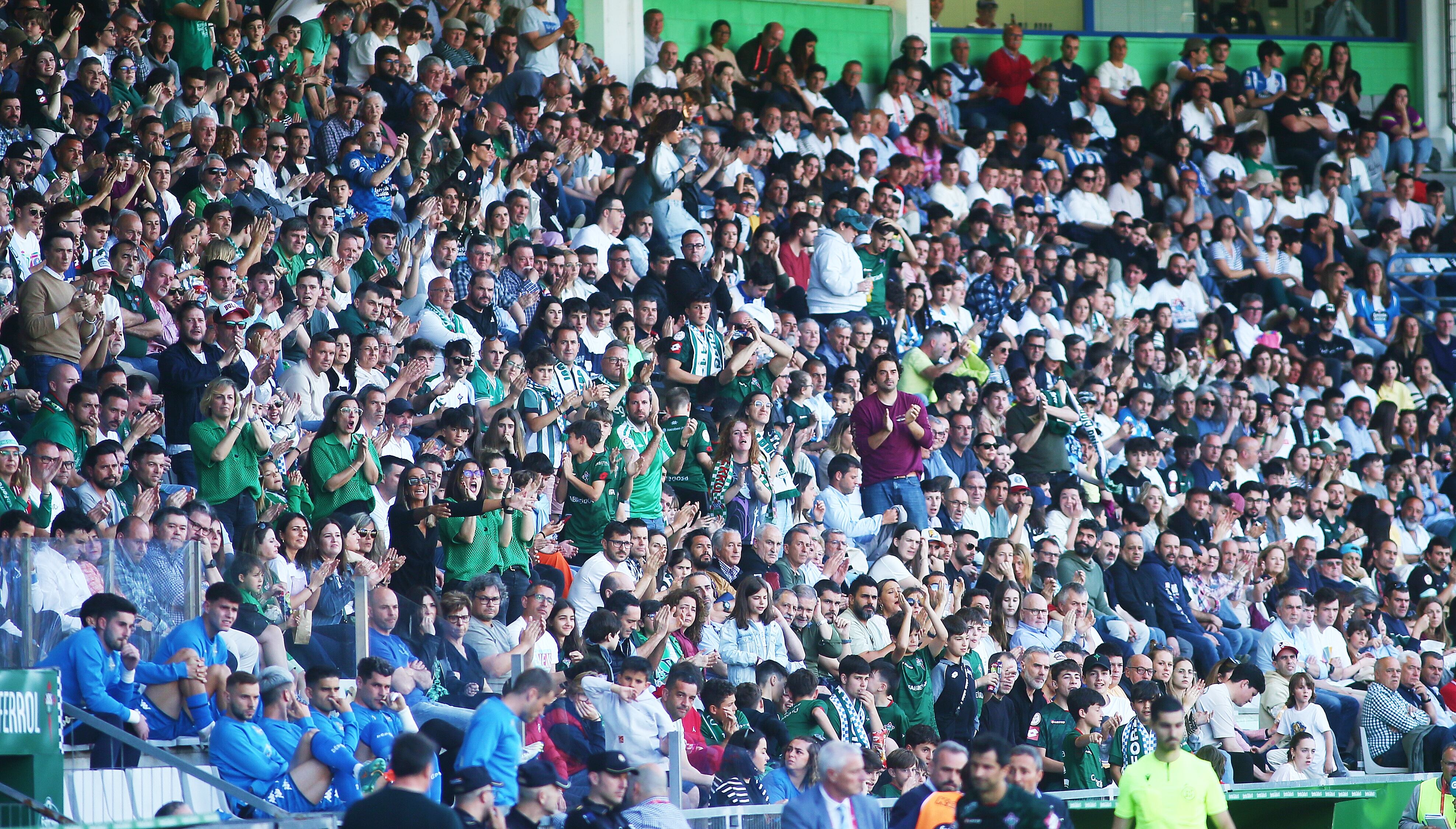 Aficionados en A Malata durante el Racing-Deportivo del pasado día 16 (foto: Raúl Lomba / Cadena SER)