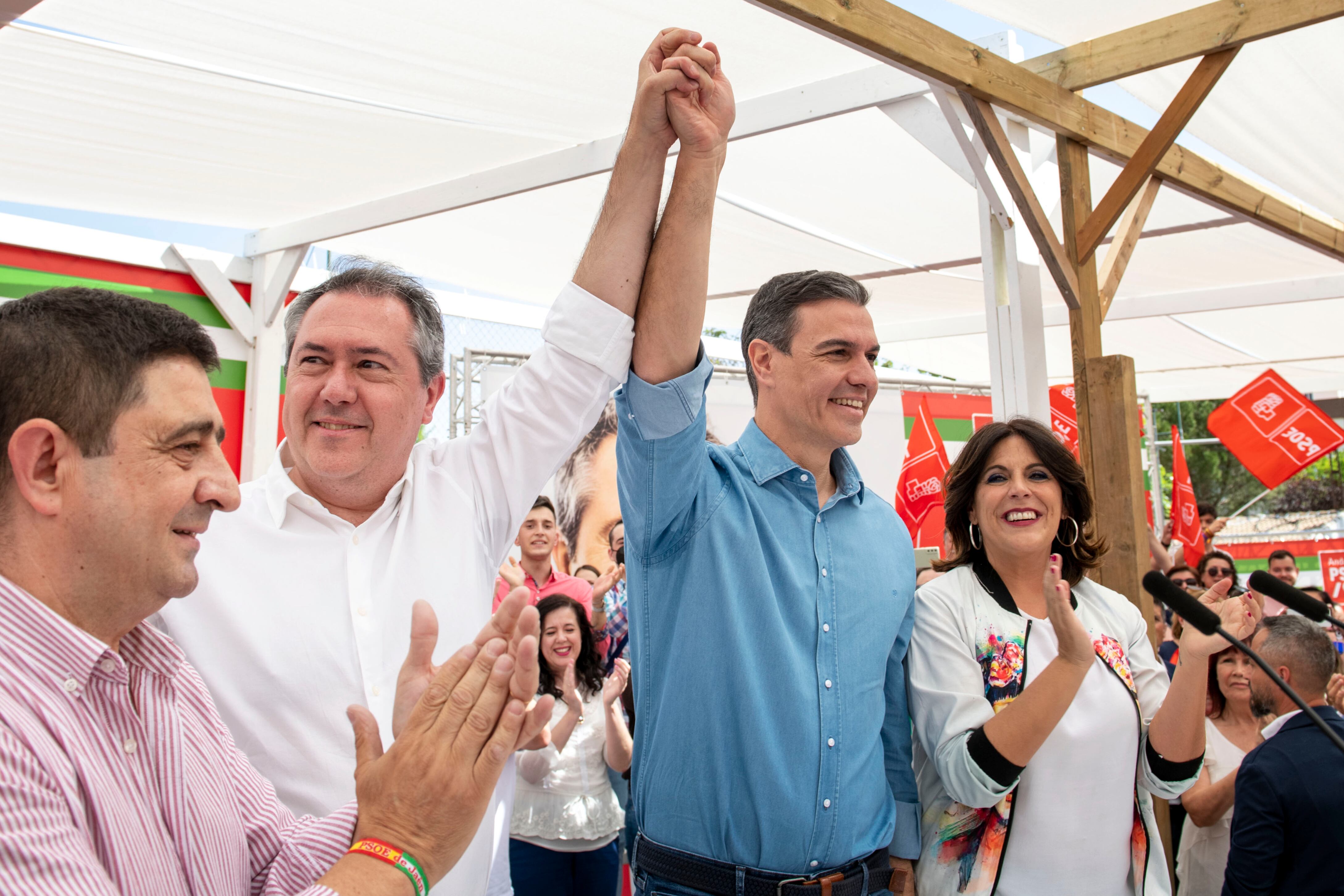 De izquierda a derecha, el líder de los socialistas jienenses, Francisco Reyes; el candidato socialista a la Junta, Juan Espadas; el secretario general del PSOE, Pedro Sánchez, y la candidata por Jaén, Ángeles Férriz.