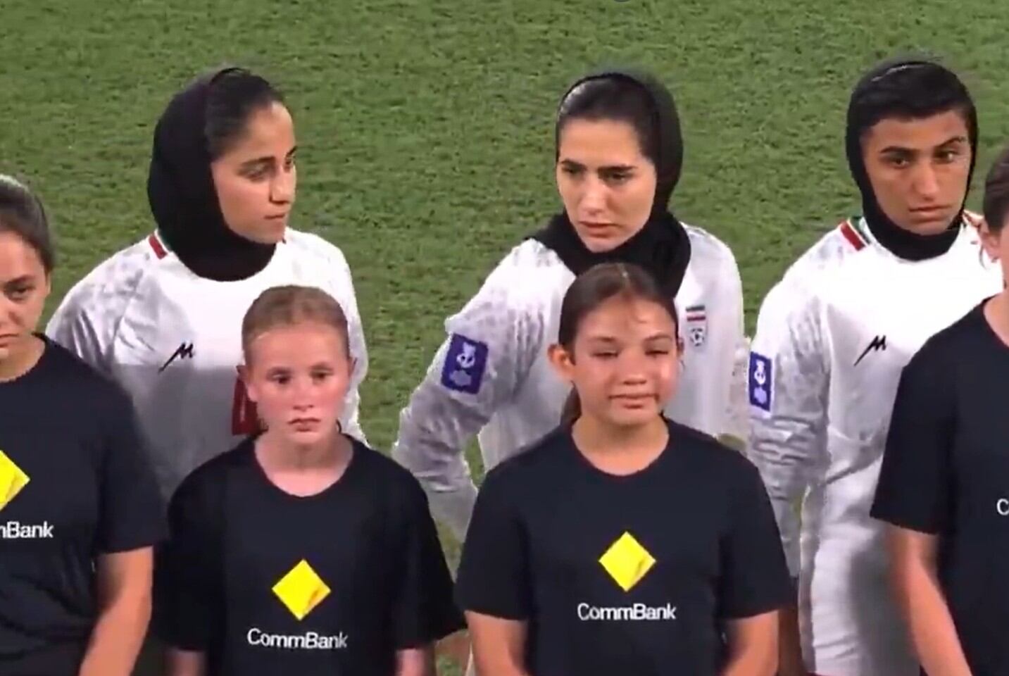 Las jugadoras de la selección iraní durante el himno de su país