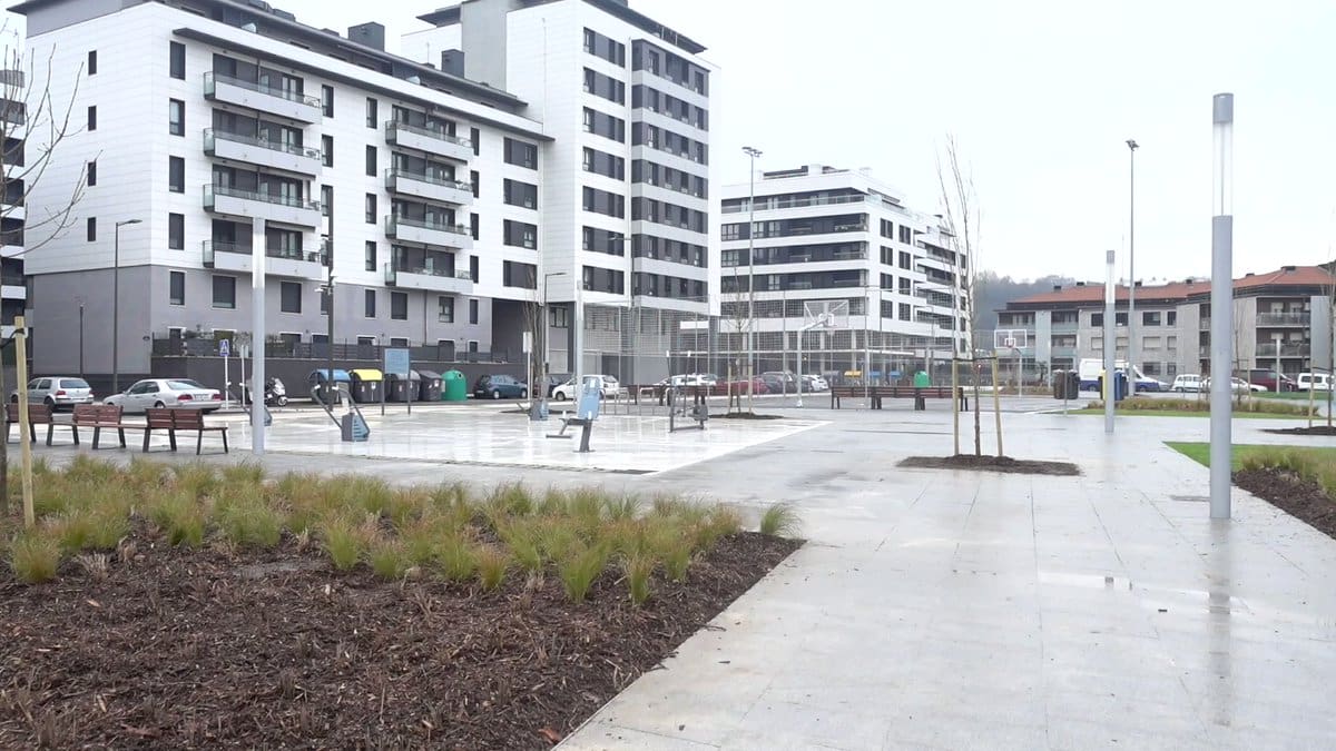 "Nos preocupa que en el nuevo Txomin sólo se construyen casas sin equipamientos para el barrio"