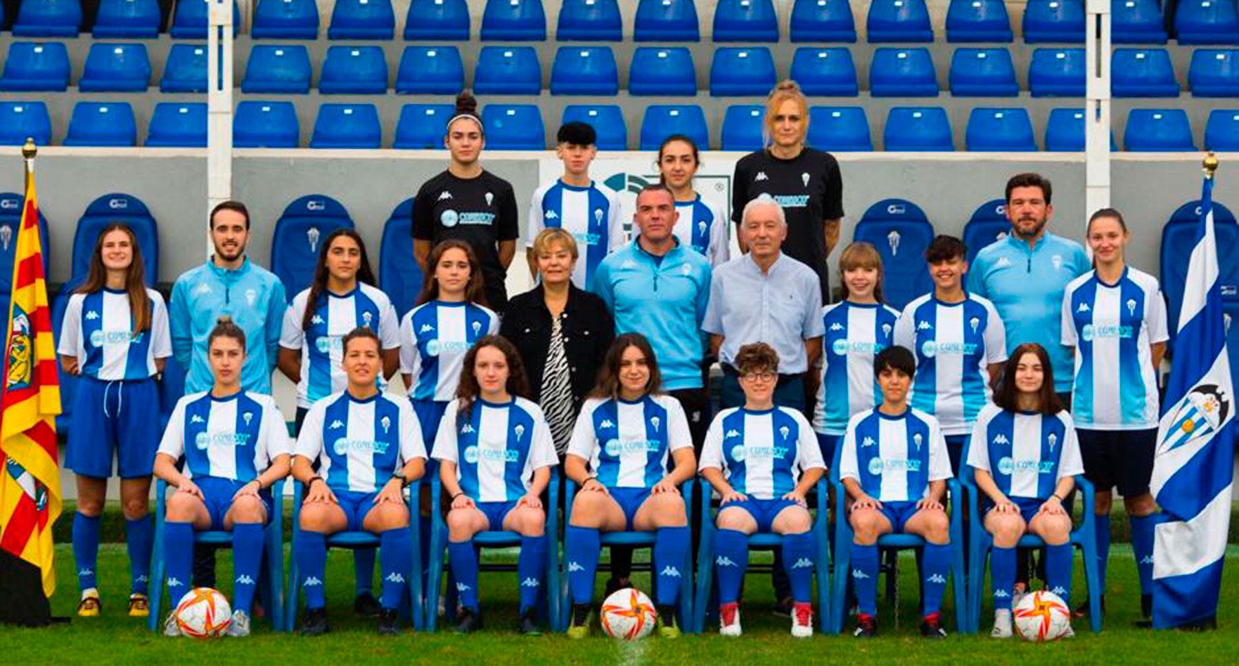 Imagen del sénior de la pasada campaña con el cuerpo técnico y los patrocinadores de Comesco. Foto: CD Alcoyano