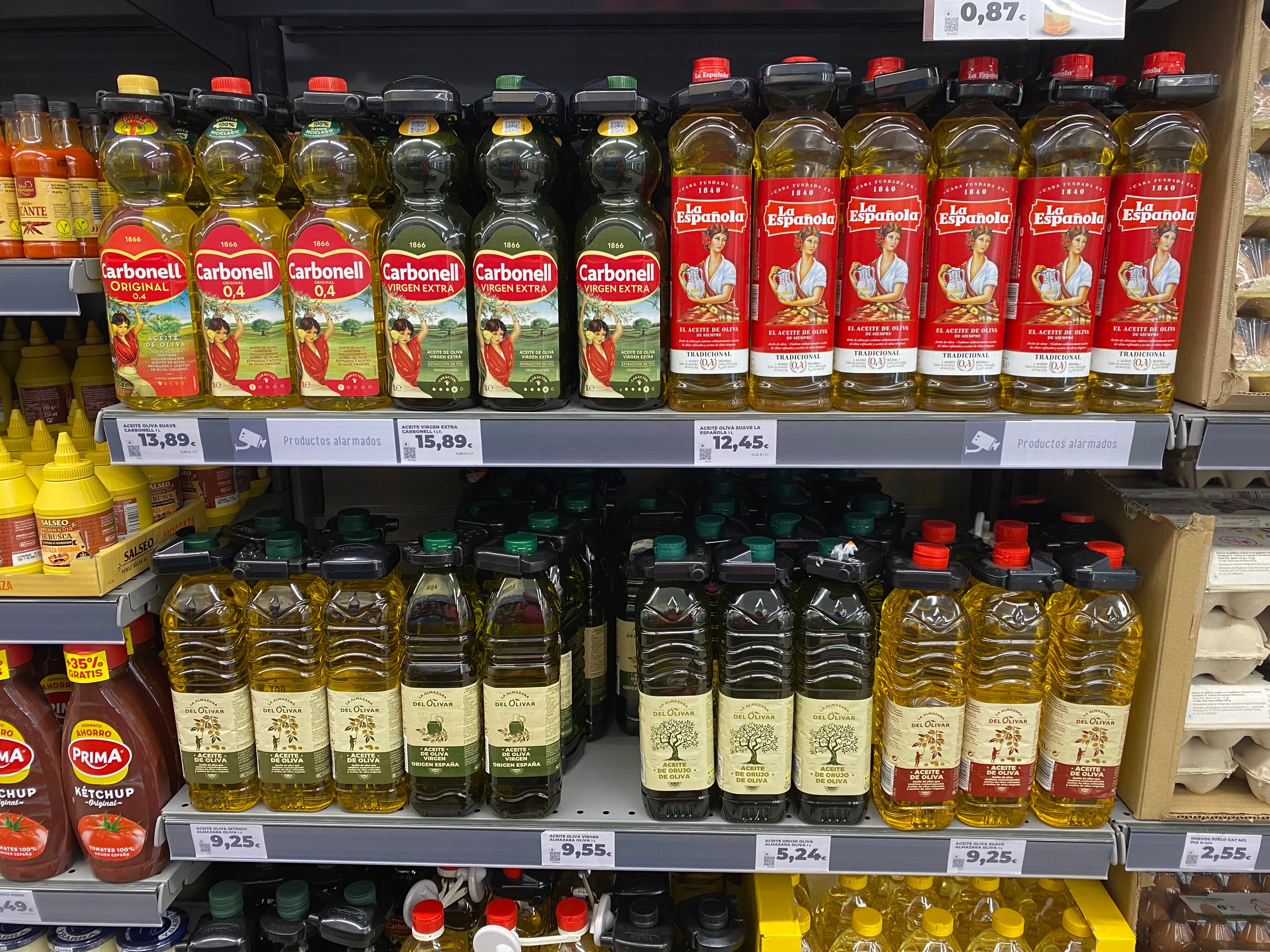 Botellas de aceite de oliva en el lineal de un supermercado de Madrid