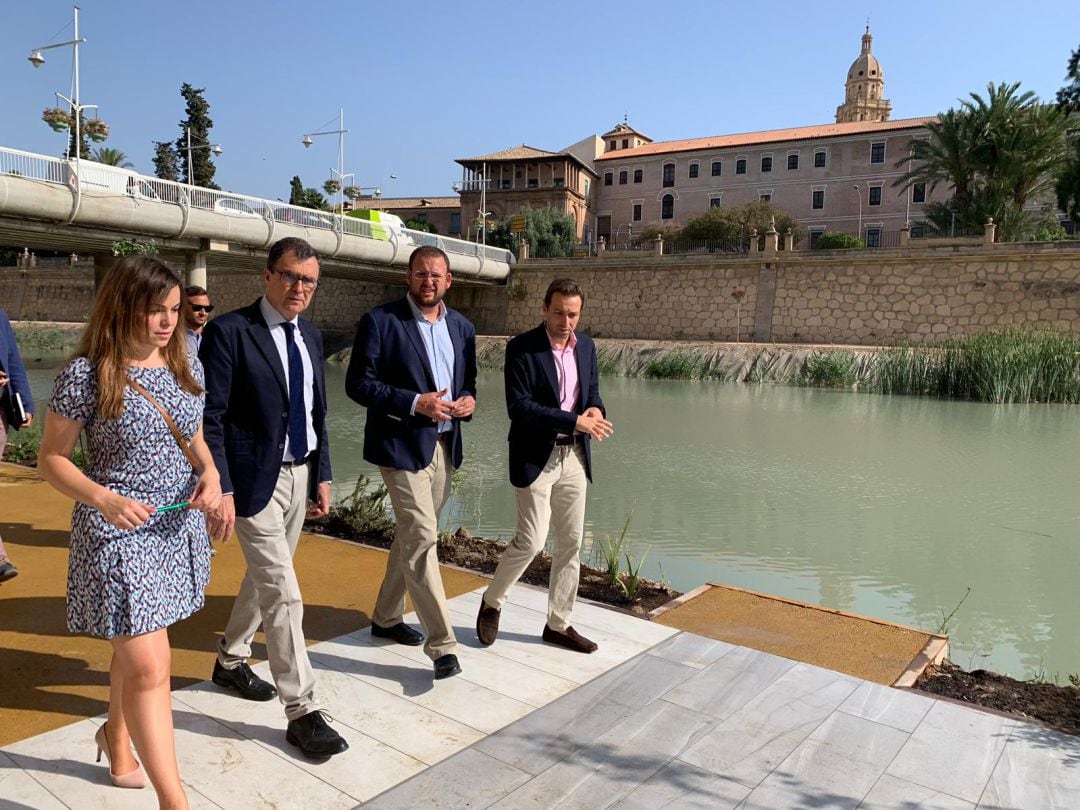 El alcalde de Murcia, José Ballesta, durante la apertura de la margen derecha de Murcía Río