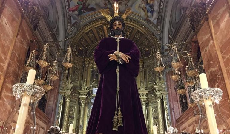 El Señor de la Sentencia luce túnica lisa para su vía crucis del primer viernes de cuaresma