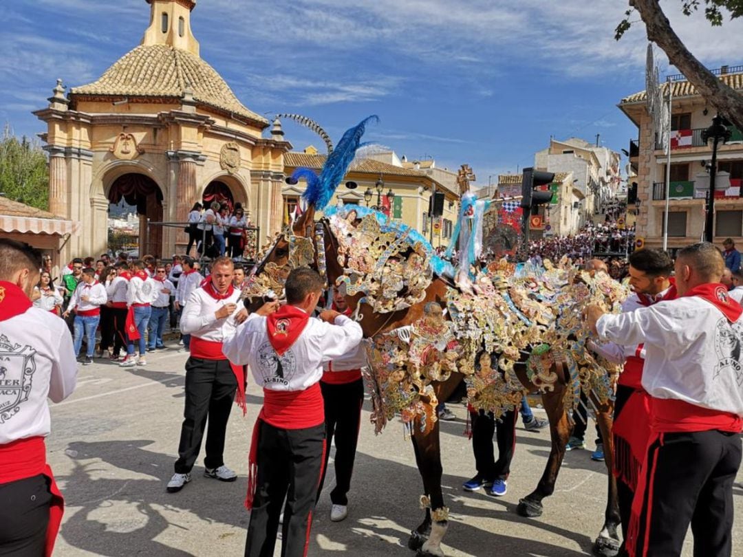 Foto de archivo preparando a un caballo para la carrera