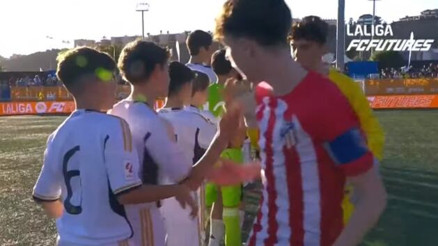 El capitán del Atlético de Madrid se engancha con un rival en el pasamanos previo al encuentro.