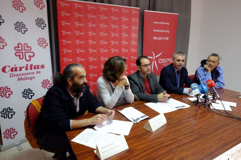 Los miembros de Cáritas y representantes del ayuntamiento durante la rueda de prensa en Málaga