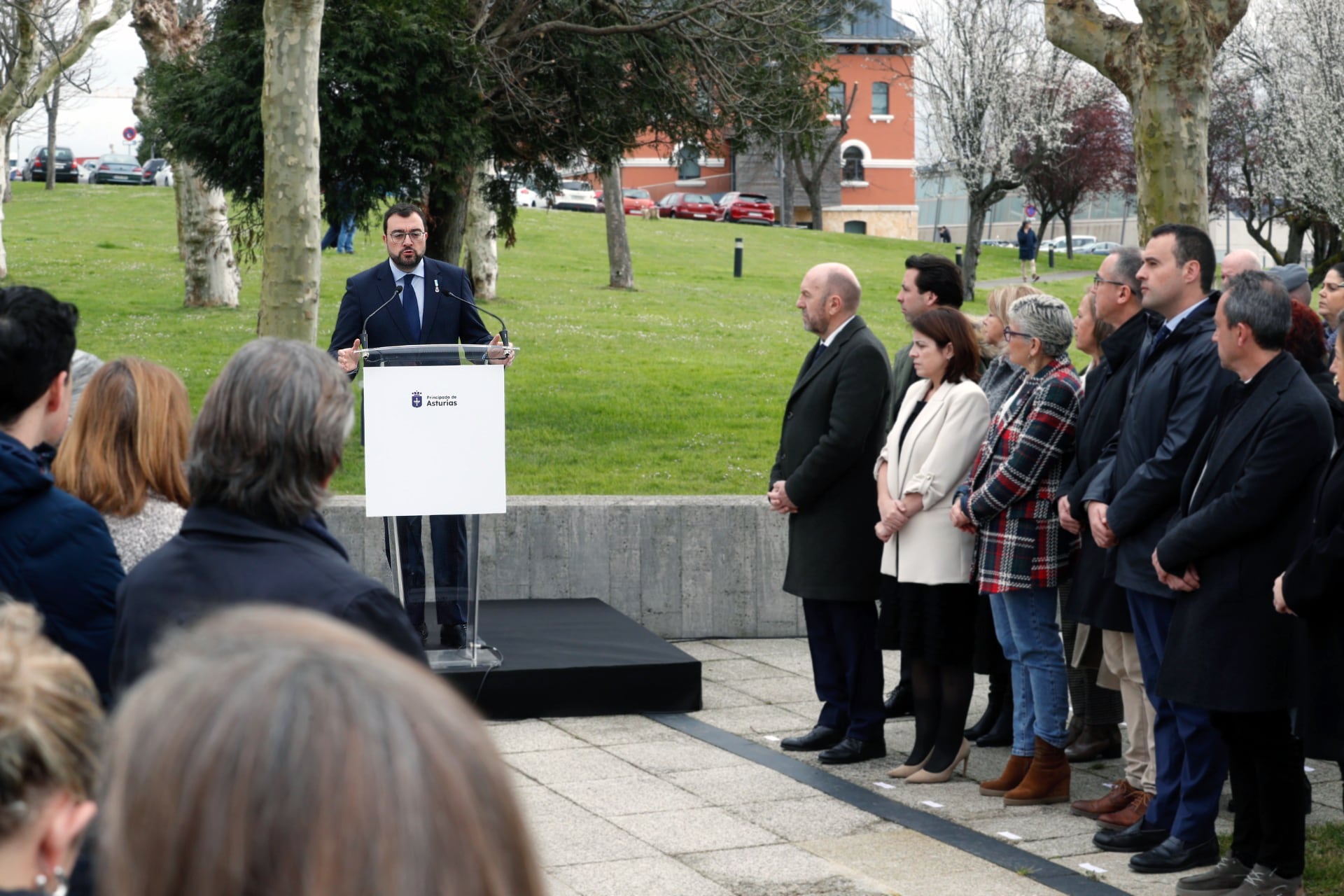 El presidente Barbón interviene durante el homenaje a las personas fallecidas por la covid.