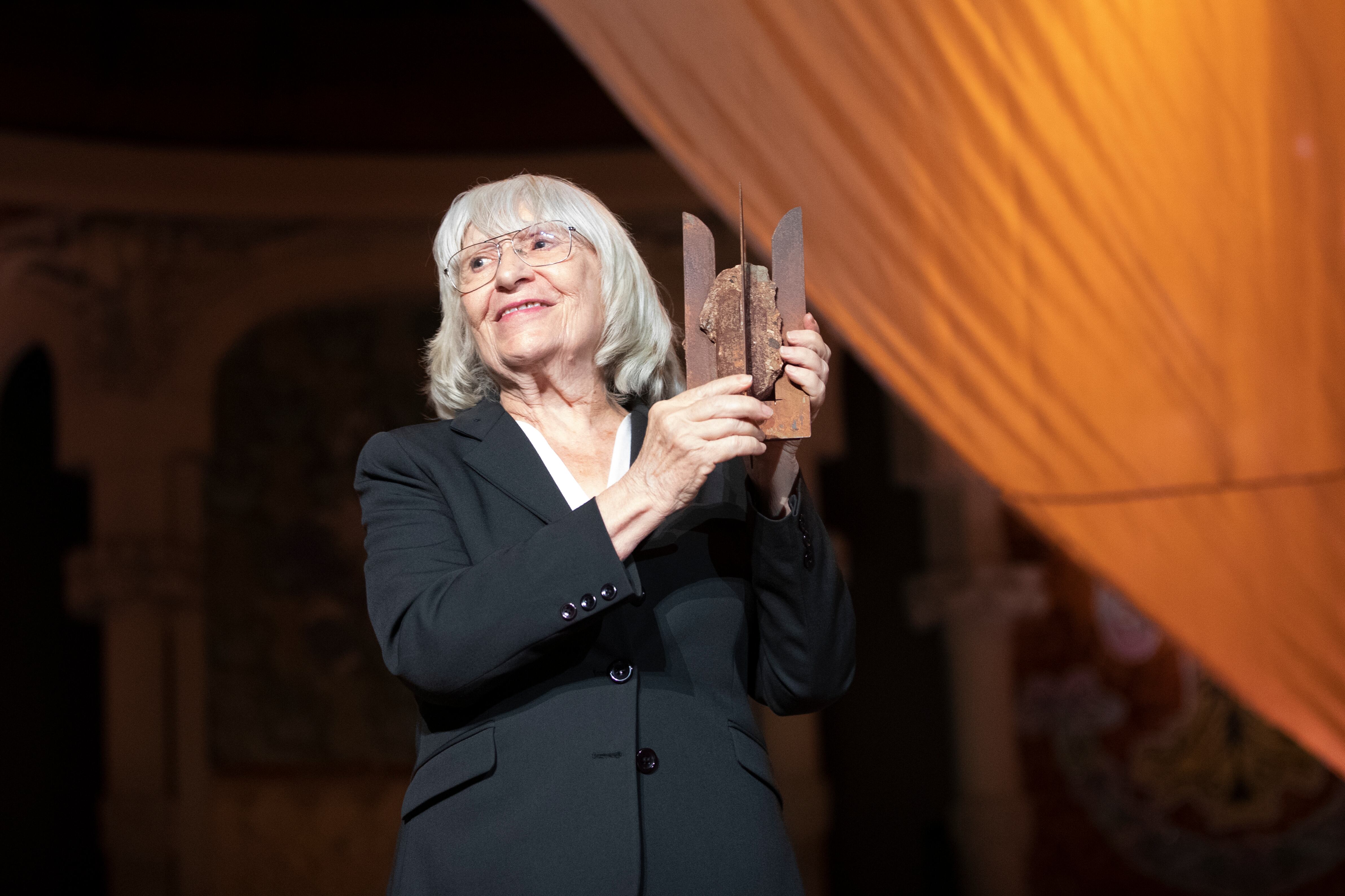 BARCELONA, 13/06/2022.- La narradora y poeta mallorquina Antònia Vicens i Picornel (d) tras recibir el 54 Premio de Honor de las Letras Catalanas, otorgado por Òmnium Cultural, en un acto creado especialmente para la ocasión en el Palau de la Música Catalana. EFE/Marta Pérez.