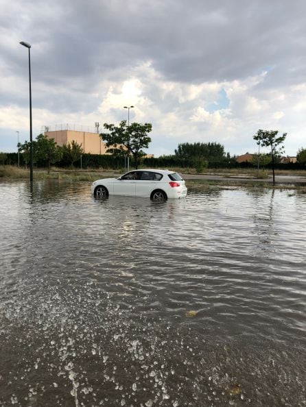 Vehiculo rodeado de agua en Garrapinillos