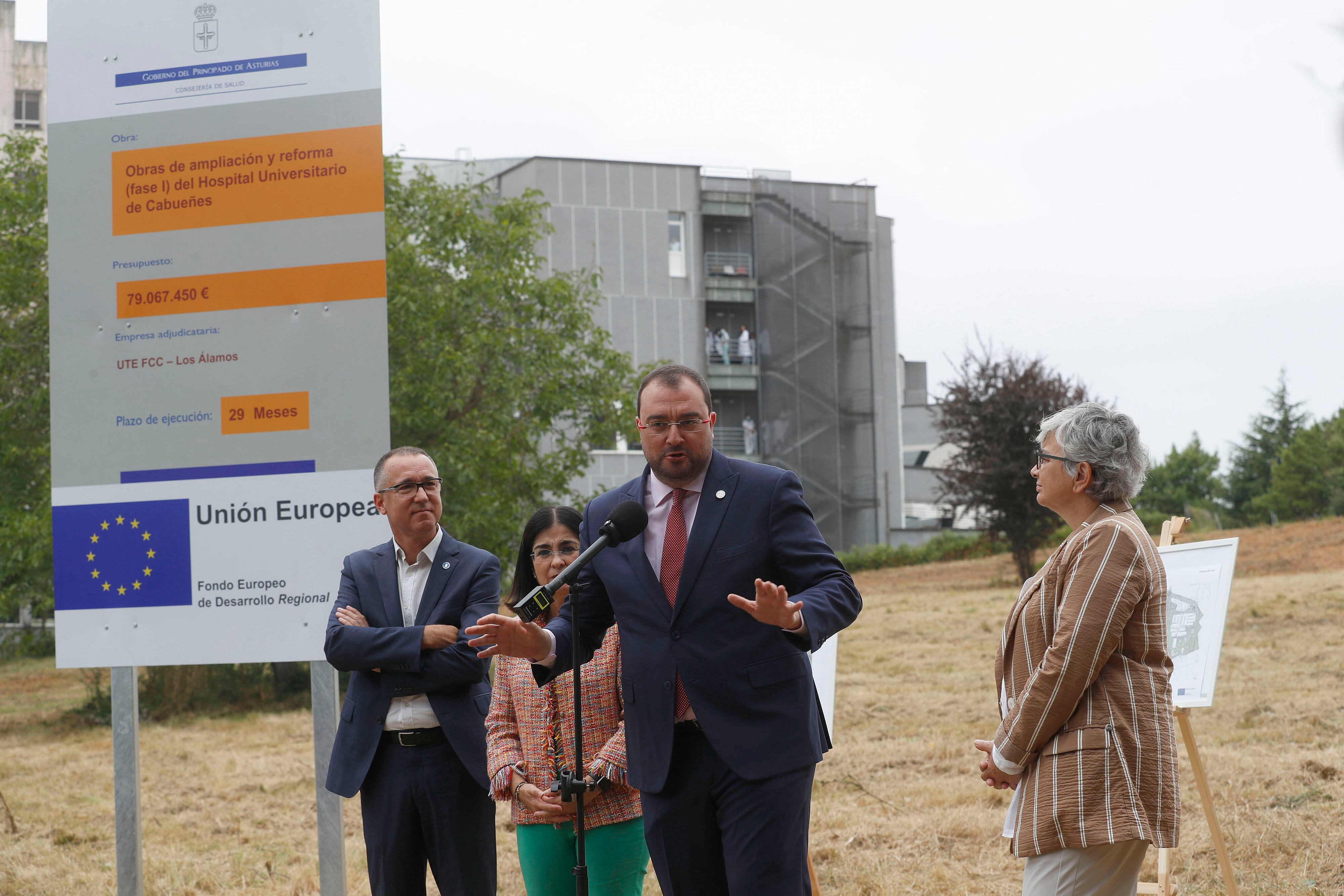 Adrián Barbón y Carolina Darias han visitado este martes la parcela de ampliación del Hospital de Cabueñes, en Gijón.