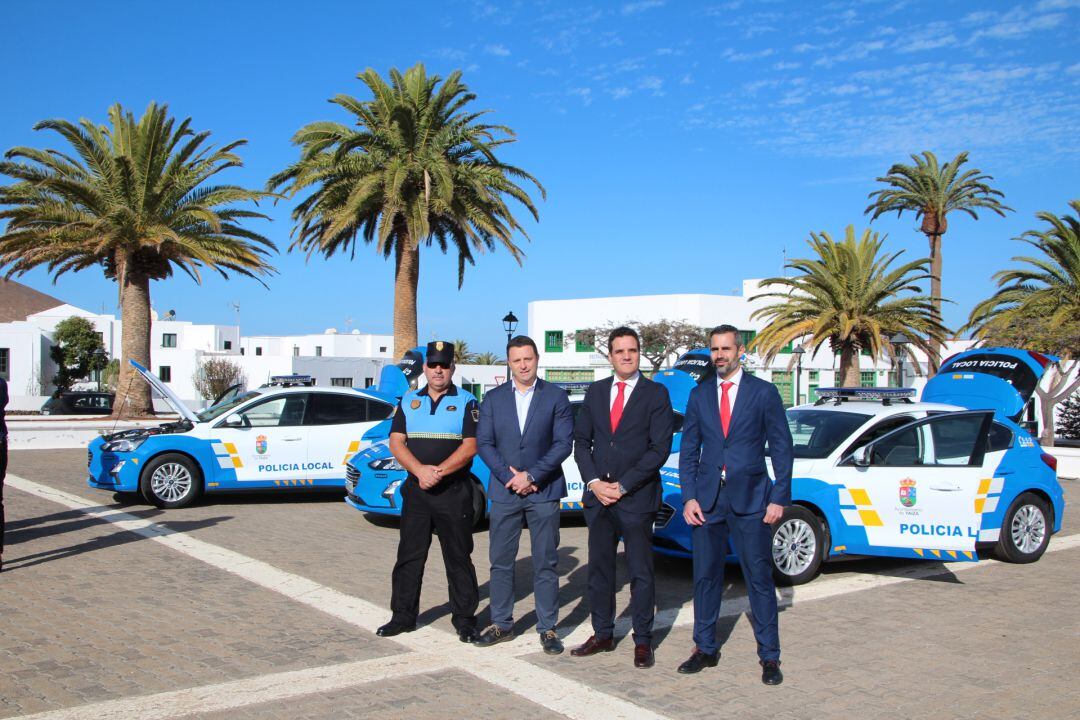 El alcalde de Yaiza, Óscar Noda (el segundo por la izquierda) entregando los vehículos.
