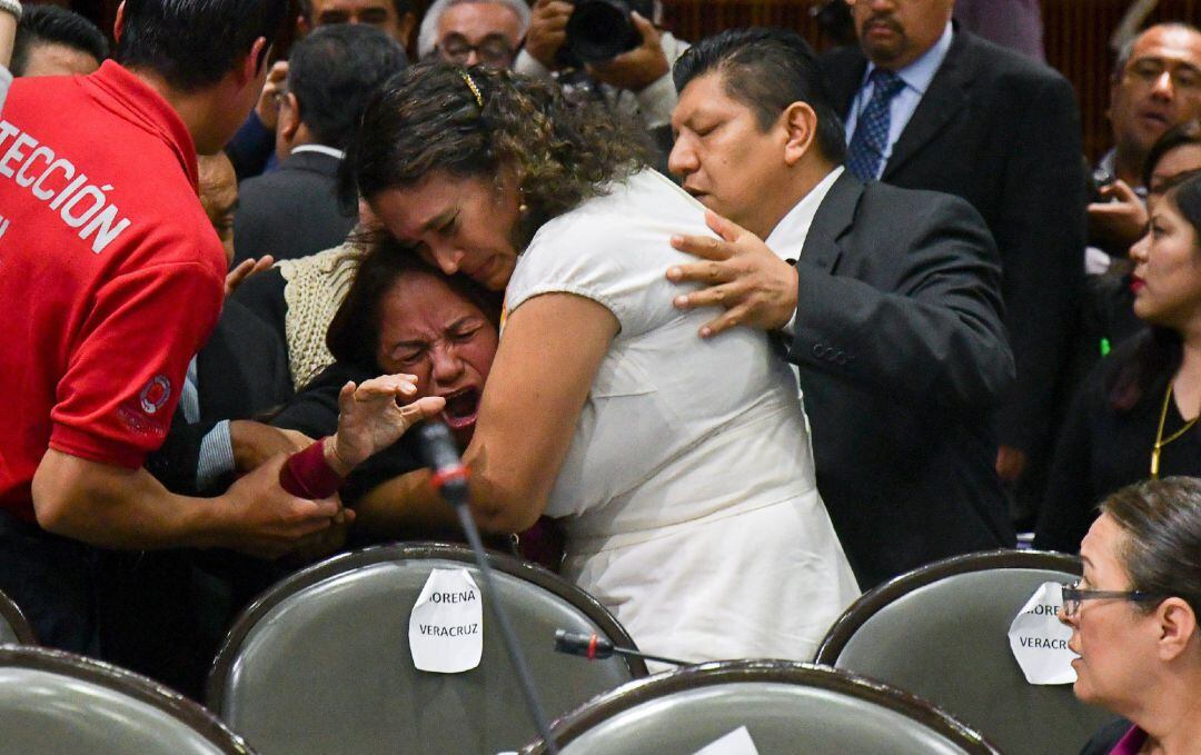 Legisladores reconfortan a la diputada Carmen Medel Palma, del Movimiento Regeneración Nacional (Morena) después de recibir la noticia de que su hija había sido asesinada