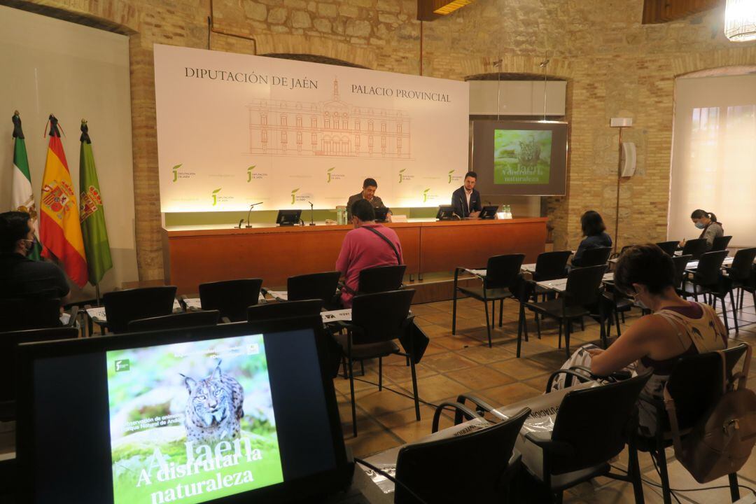 Momento de la presentación, el presidente de la Diputación, Francisco Reyes, acompañado del diputado de Promoción y Turismo, Francisco Javier Lozano