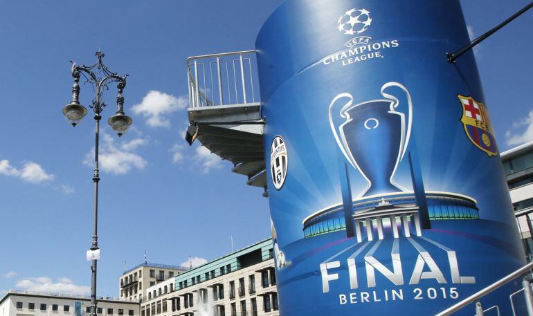 People walk past the Brandenburg gate at the UEFA Champions Festival in Berlin, Germany, June 4, 2015. The Olympic stadium will host Saturday&#039;s Champions League final between Barcelona and Juventus in Berlin.     REUTERS/Fabrizio Bensch