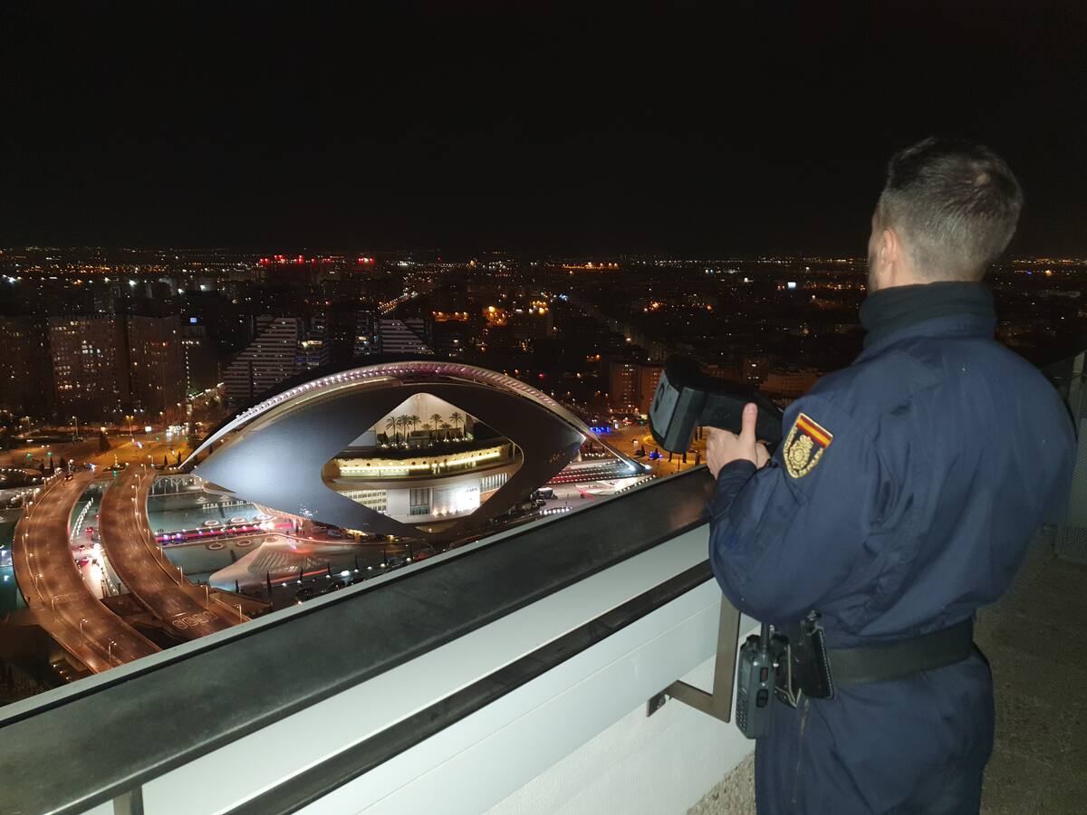 La Policía Nacional mirará al cielo en Fallas para controlar drones piratas