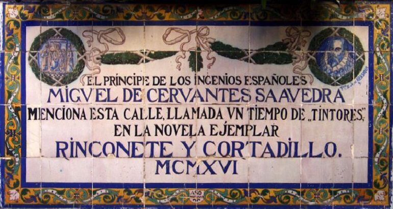 Serie de azulejos que señala lugares sevilanos mencionados en la obra de Cervantes