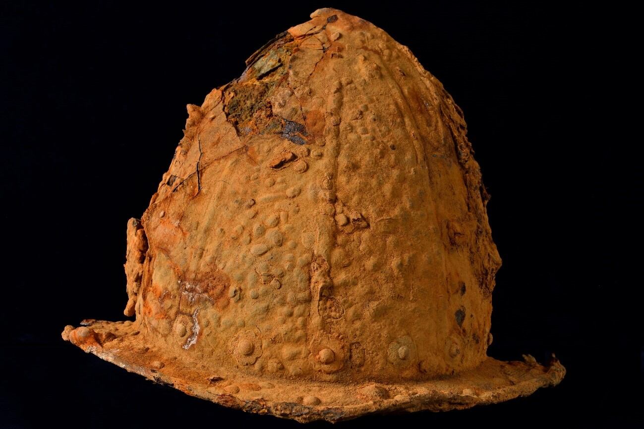 Capacete en el estado en que fue hallado