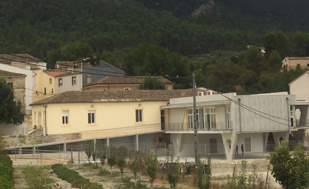 Los alumnos de Alfafara han estrenado este lunes el nuevo colegio.