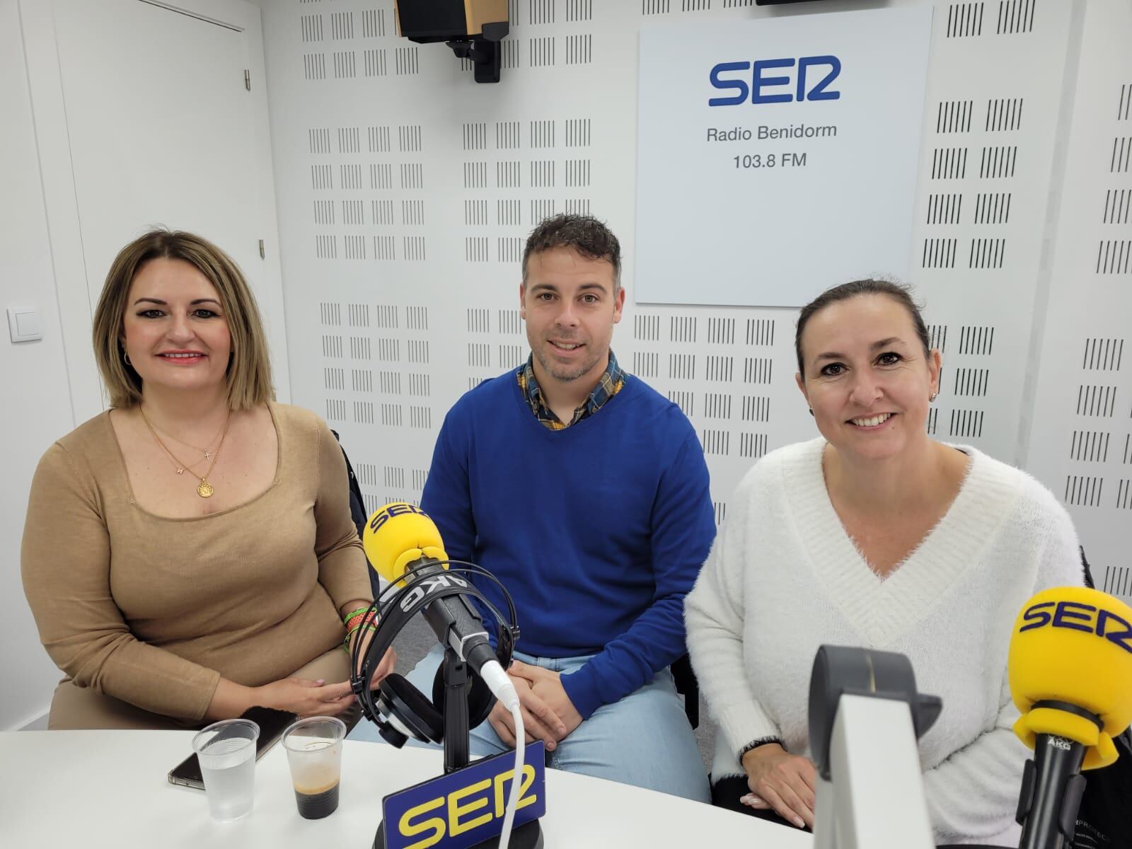 La secretaria general de HOSBEC Nuria Montes, el director de Tecnología Turística de Invattur Mario Villar y la gerente de Visit Benidorm Leire Bilbao este jueves en los estudios de Radio Benidorm