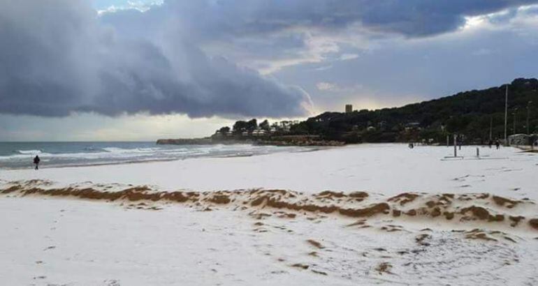 Platja de la Móra de Tarragona després de la calamarsada