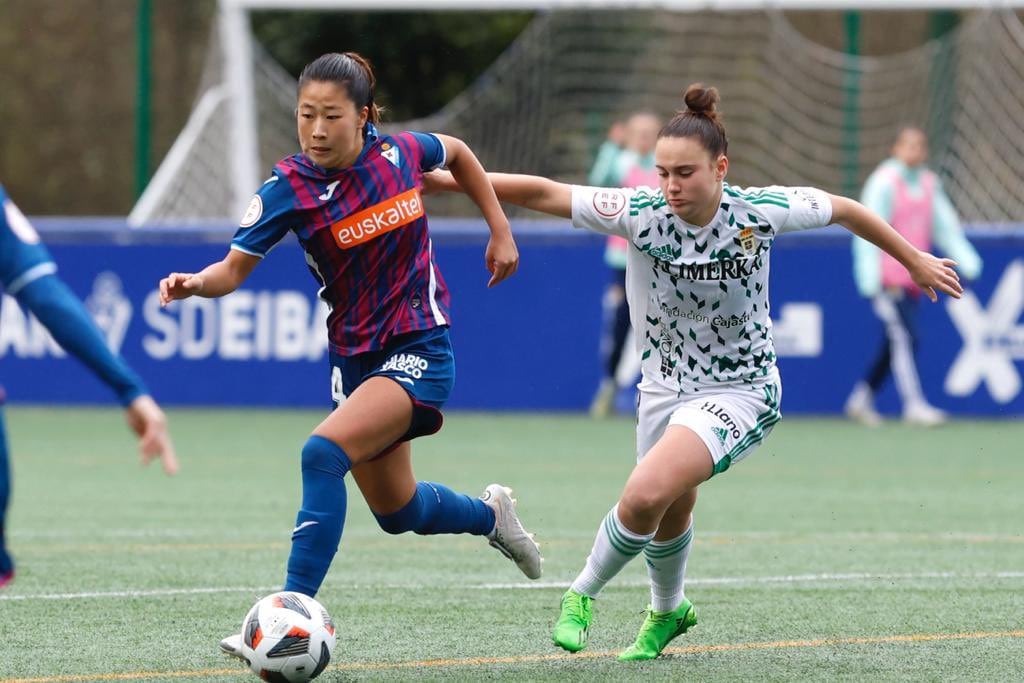 Honoka Yonei coge la ventaja frente a su rival oviedista