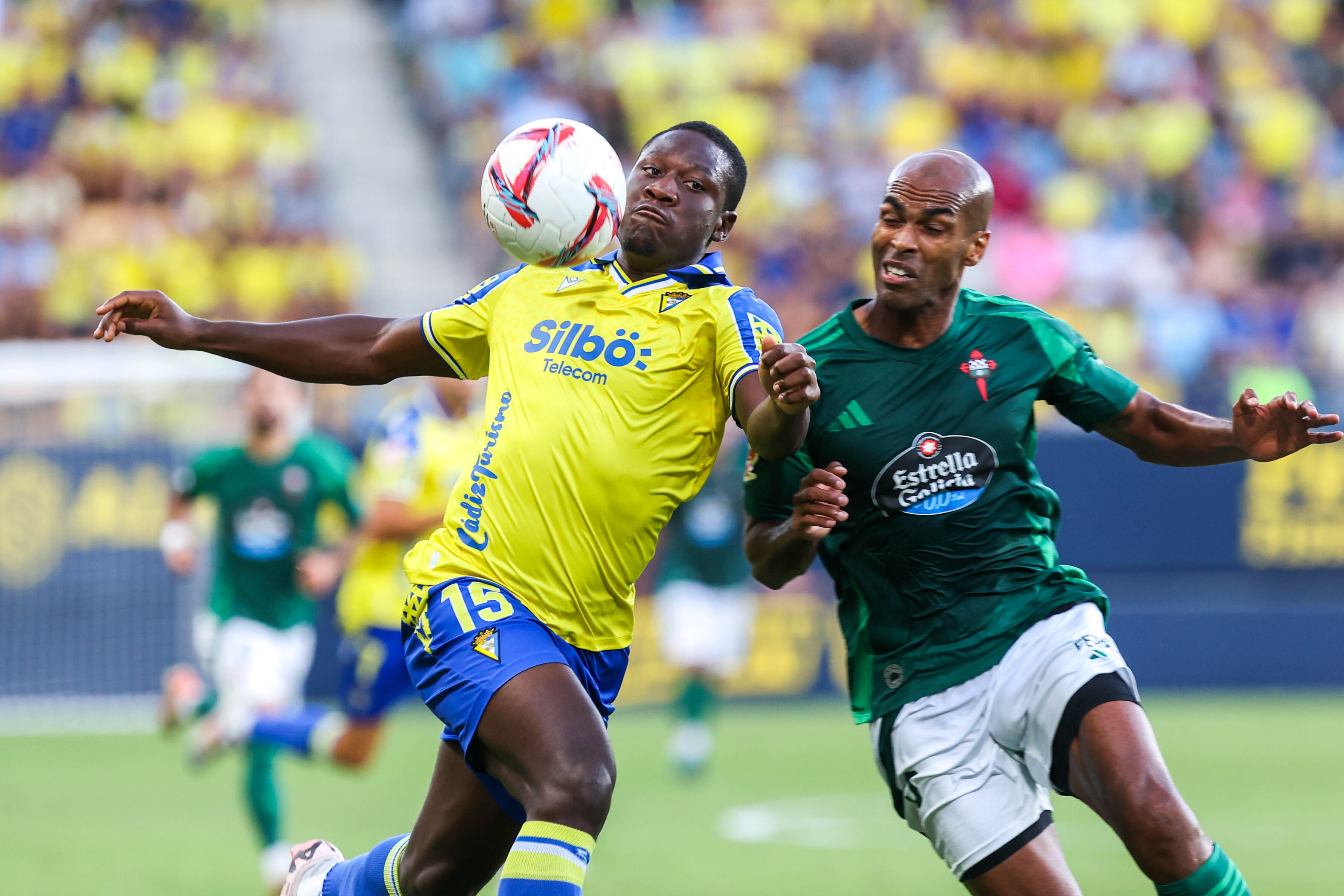 Mwepu junto a Naldo disputando un balón en el Nuevo Mirandilla.