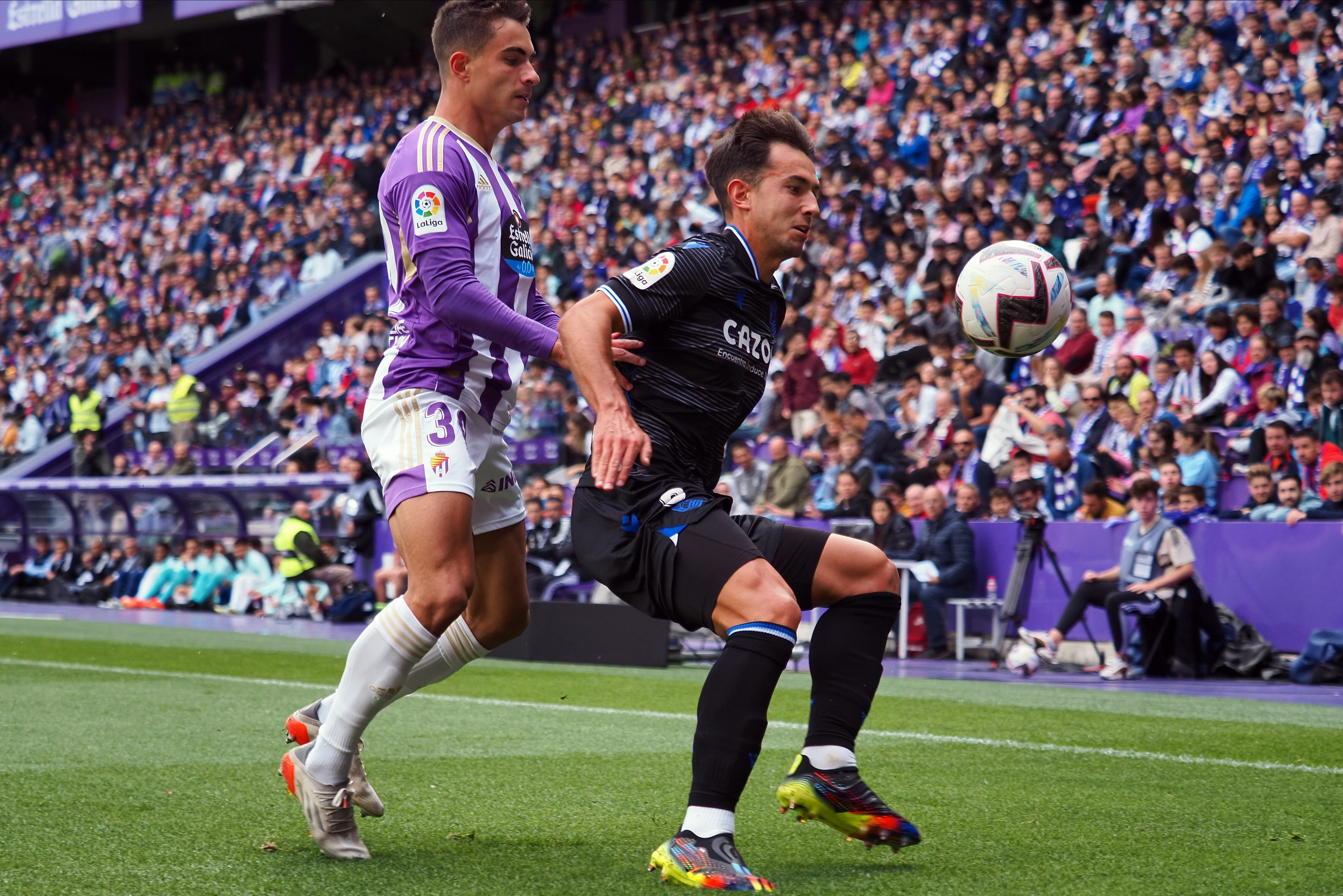 VALLADOLID, 22/10/2022.- El jugador del Real Valladolid Lucas Rosa (i) intenta frenar el avance de Zubimendi (d), de la Real Sociedad, durante el partido correspondiente a la décimo primera jornada de LaLiga entre el Real Valladolid y la Real Sociedad en el estadio José Zorrilla en Valladolid, este sábado. EFE/ R. García