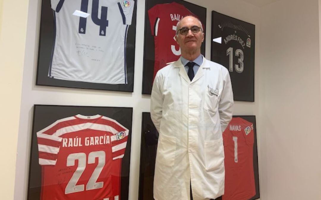 El doctor Pedro Luis Ripoll en su despacho.