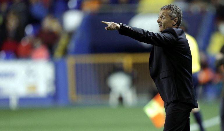 El entrenador del Getafe CF Fran Escribá da instrucciones a sus jugadores, durante el partido correspondiente a la jornada vigésimo quinta de Liga en Primera División que Levante UD y Getafe CF disputaron en el estadio Ciutat de Valencia.