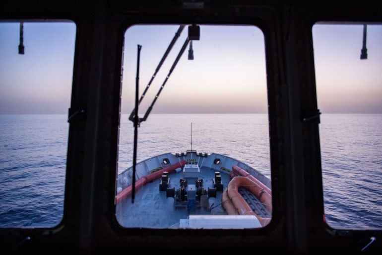 Amanecer desde el puente de mando del barco &quot;Aquarius&quot; de la ONG francesa SOS Méditerranée en una foto de archivo tomada durante una misión de rescate de inmigrantes frente a las costas de Libia