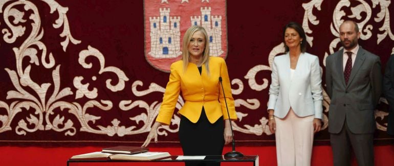 GRA076 MADRID,25/06/2015.- La nueva presidenta de la Comunidad de Madrid, Cristina Cifuentes,en la jura de su cargo durante su toma de posesión, en un acto celebrado hoy, en la sede del Gobierno regional. EFE/Javier Lizón