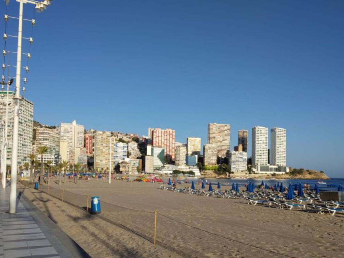 Benidorm suprime desde este sábado la parcelación de las playas tras la nueva normativa del uso de mascarillas