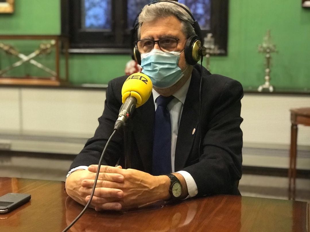 El rector de la Universidad de Zaragoza, José Antonio Mayoral, durante su intervención en La Rebotica, de Radio Zaragoza