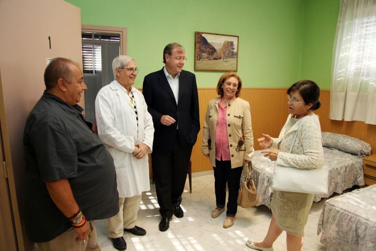 El alcalde, durante una visita al Hogar del Transeúnte