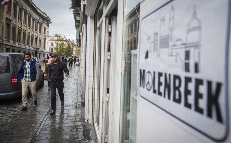 Varias personas caminan por una calle de Molenbeek en Bruselas.