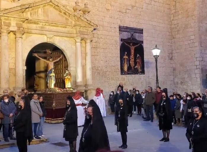 La imagen del Cristo de la Buena Muerte volvió a atravesar las puertas de la iglesia de San Miguel después de dos años